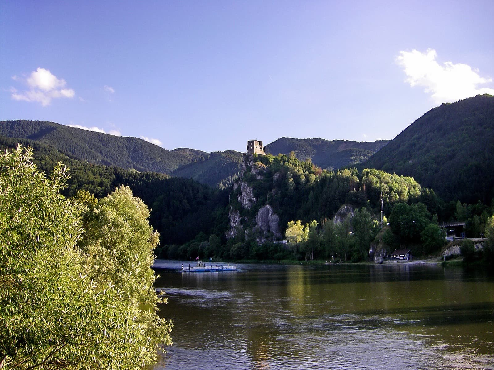 hrad Strečno na skale nad Váhom