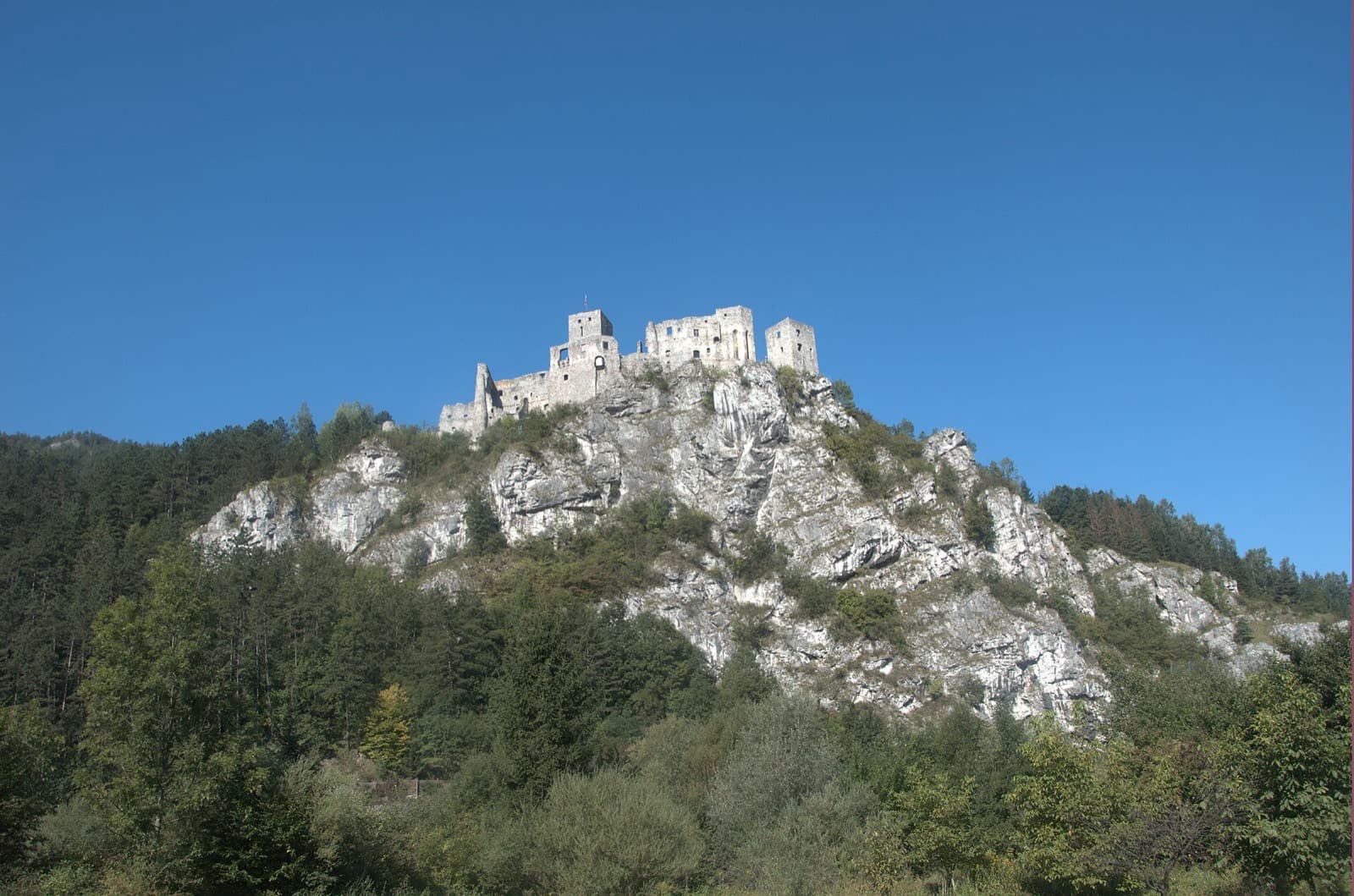 hrad Strečno na skale nad Váhom, čelný pohľad
