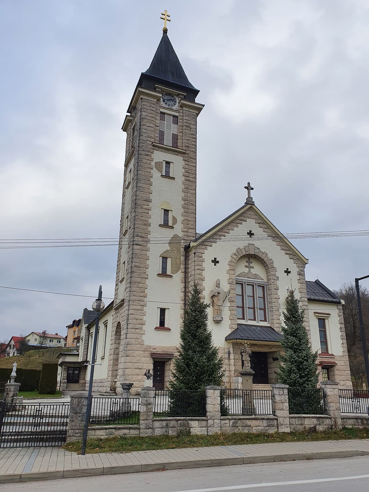 kostol sv. Cyrila a Metoda v Terchovej (s betlehemom v predsieni)