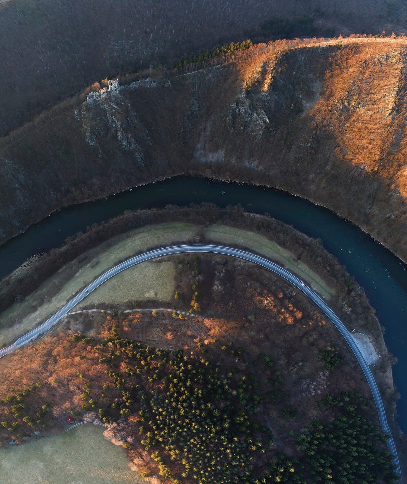 Domašínsky meander Váhu, ktorým vedie plavba